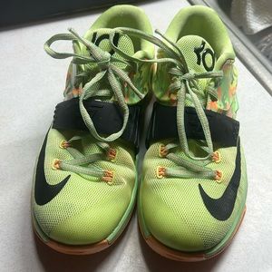 KD’s youth 7 women’s 8 shoes!